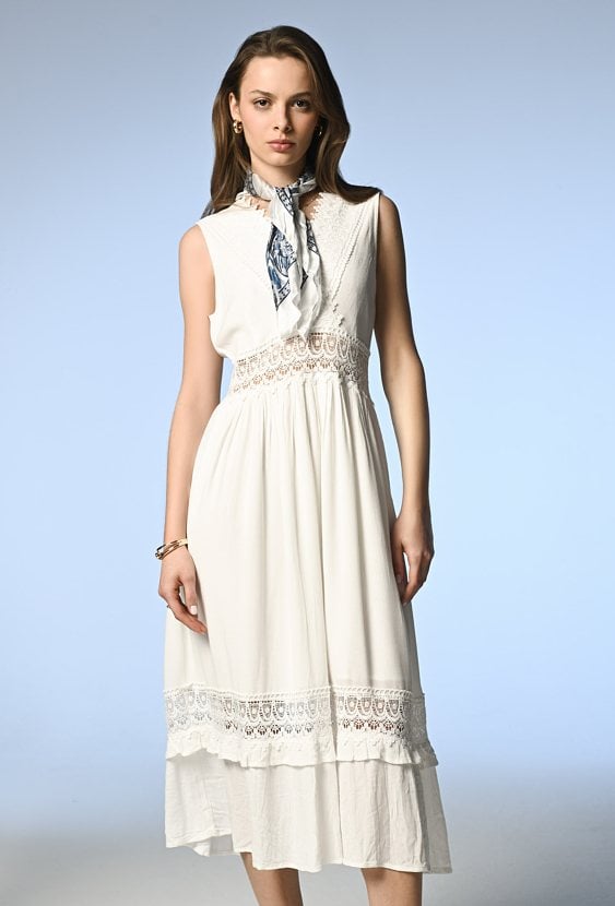 Sukienka z ażurowymi panelami