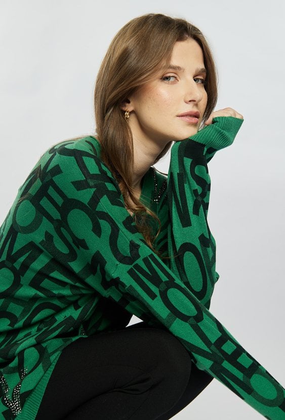 Sweter z wzorem w litery