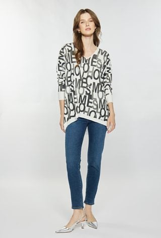 Sweter z wzorem w litery