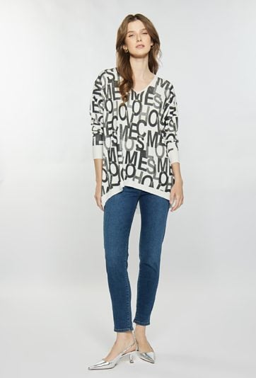 Sweter z wzorem w litery