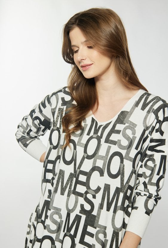 Sweter z wzorem w litery