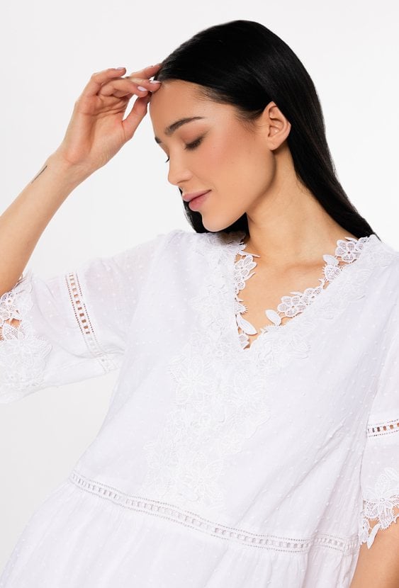 Krótka sukienka o swobodnym kroju