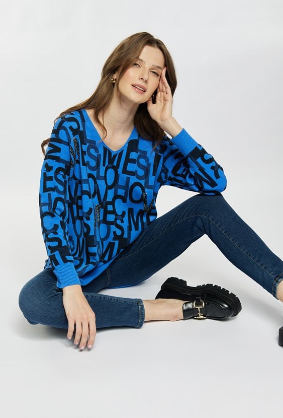 Sweter z wzorem w litery