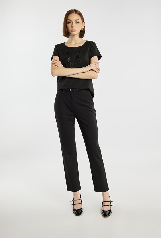 T-shirt damski z wzorem w serca