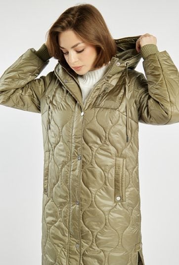 Pikowany płaszcz z kapturem