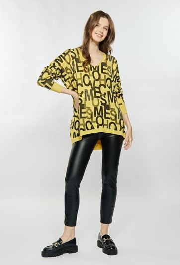 Sweter z wzorem w litery