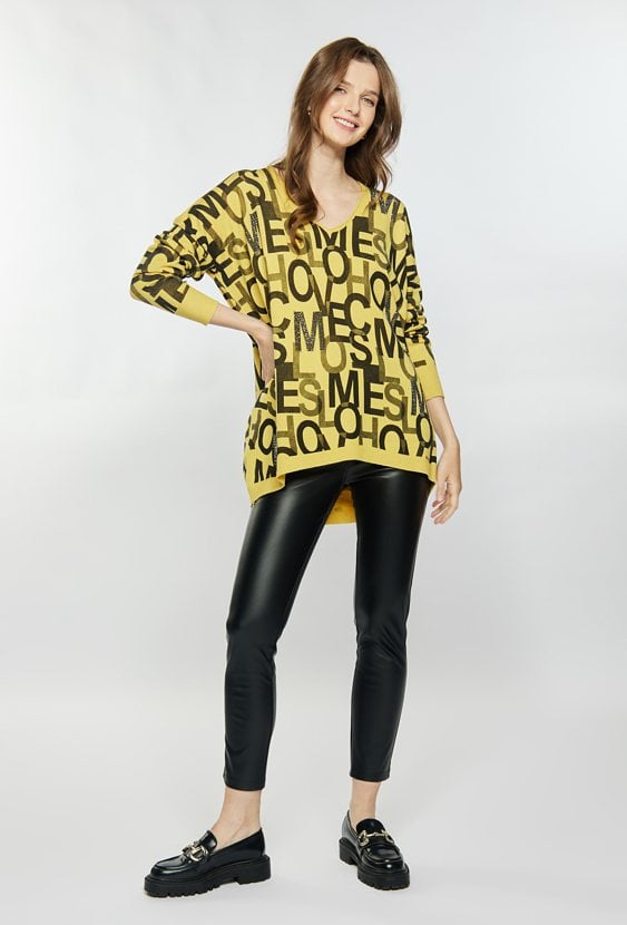 Sweter z wzorem w litery