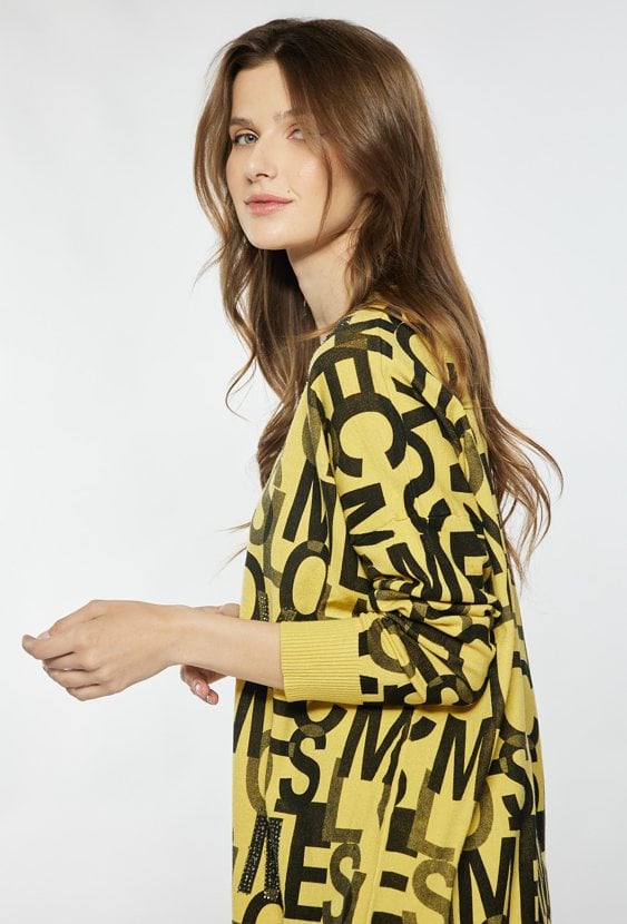 Sweter z wzorem w litery