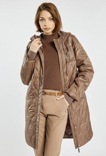 Pikowany płaszcz z kapturem