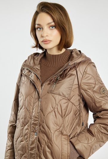 Pikowany płaszcz z kapturem