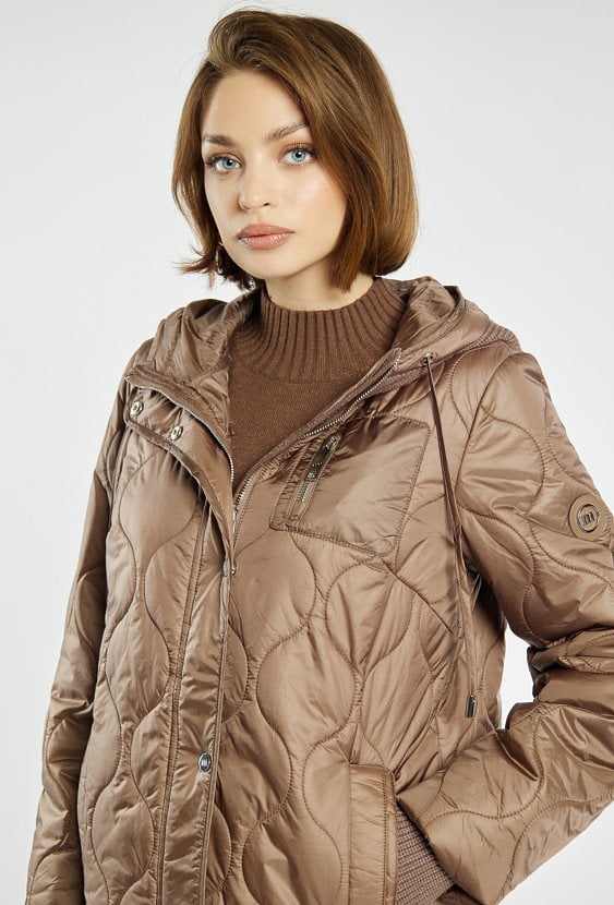 Pikowany płaszcz z kapturem