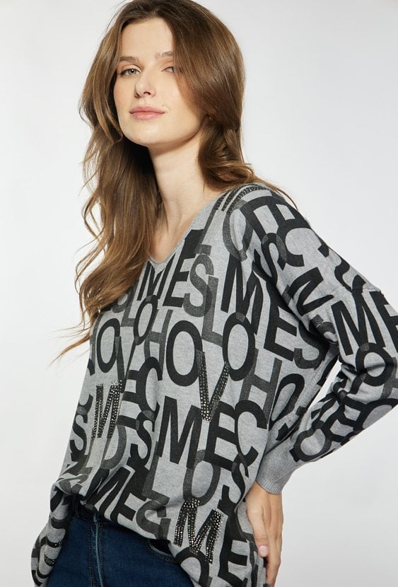 Sweter z wzorem w litery