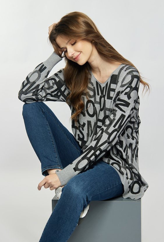 Sweter z wzorem w litery