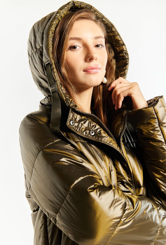 Pikowany płaszcz z kapturem