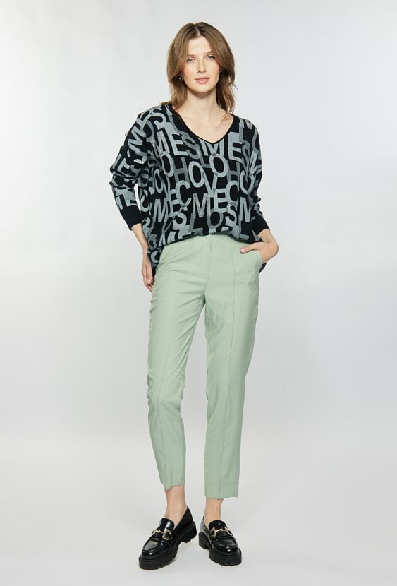 Sweter z wzorem w litery