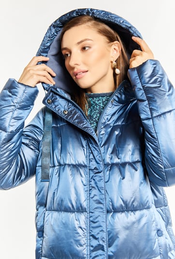 Pikowany płaszcz z kapturem