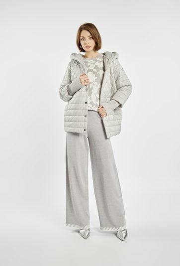 Pikowany płaszcz z kapturem