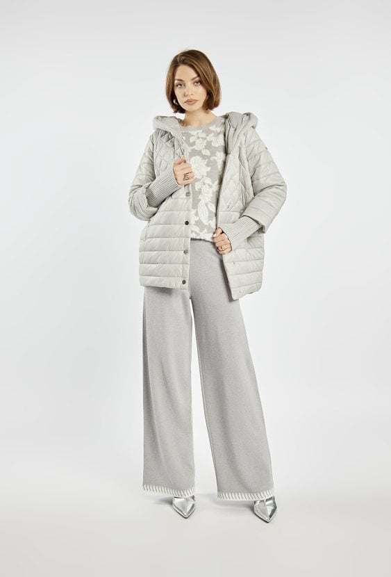 Pikowany płaszcz z kapturem