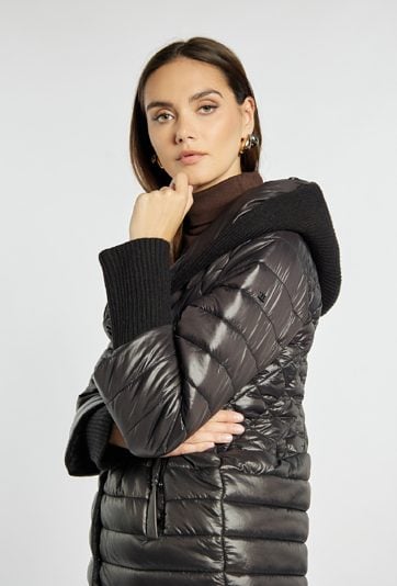 Pikowany płaszcz z kapturem