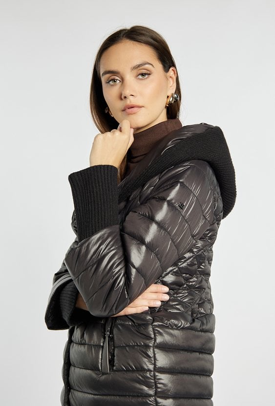 Pikowany płaszcz z kapturem