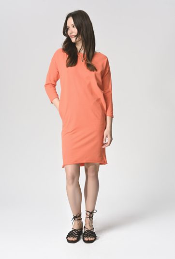 Sukienka o prostym kroju z surowym wykończeniem