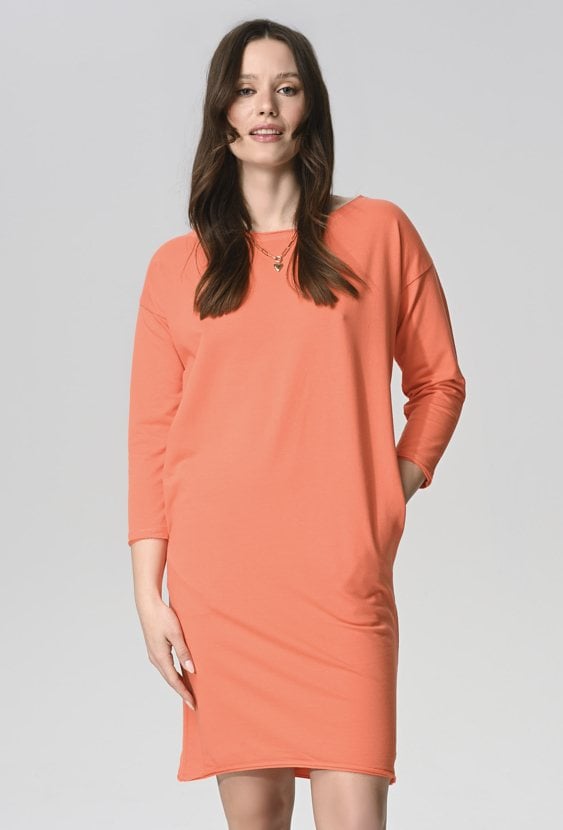 Sukienka o prostym kroju z surowym wykończeniem