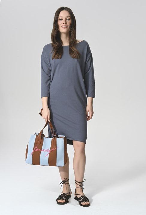 Sukienka o prostym kroju z surowym wykończeniem