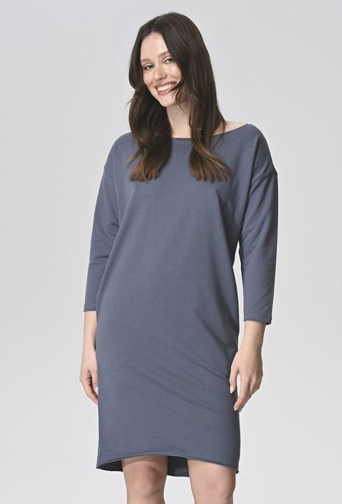 Sukienka o prostym kroju z surowym wykończeniem