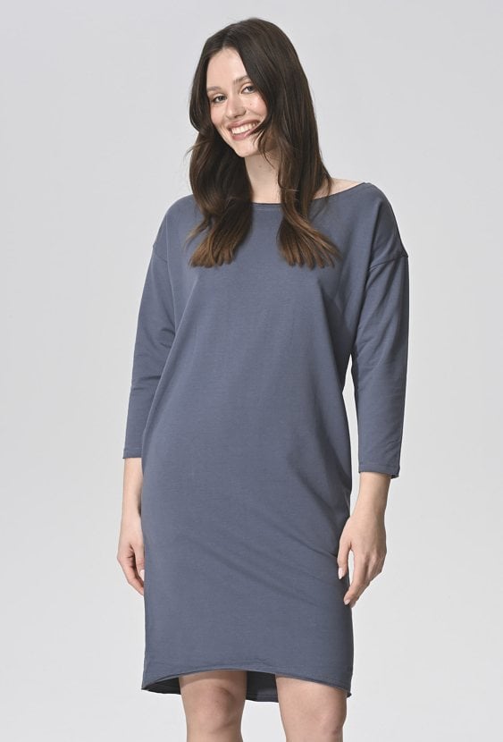 Sukienka o prostym kroju z surowym wykończeniem