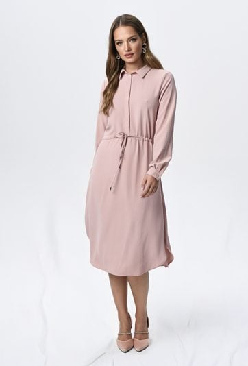 Prosta sukienka w kolorze pudrowego różu