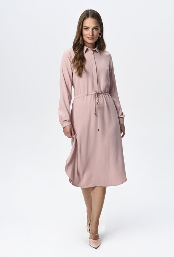 Prosta sukienka w kolorze pudrowego różu