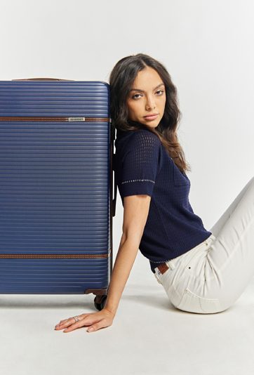 Duża walizka ze zdobieniem