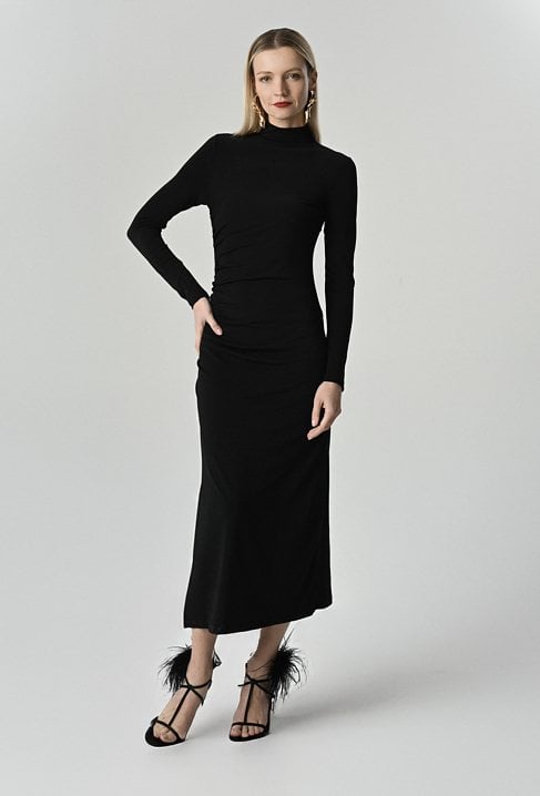 Dopasowana długa sukienka z marszczeniem