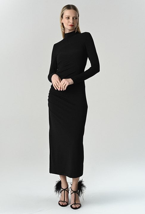 Dopasowana długa sukienka z marszczeniem