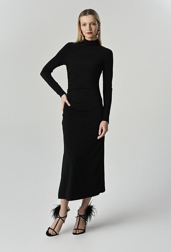 Dopasowana długa sukienka z marszczeniem