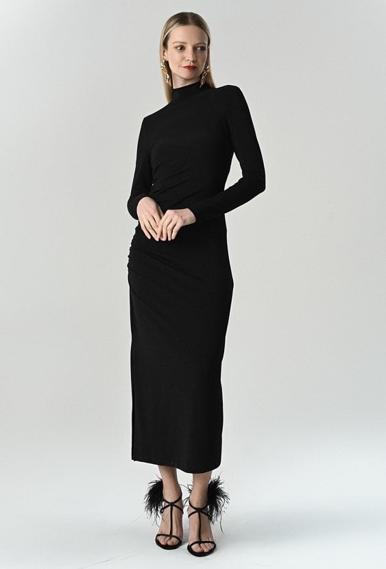 Dopasowana długa sukienka z marszczeniem