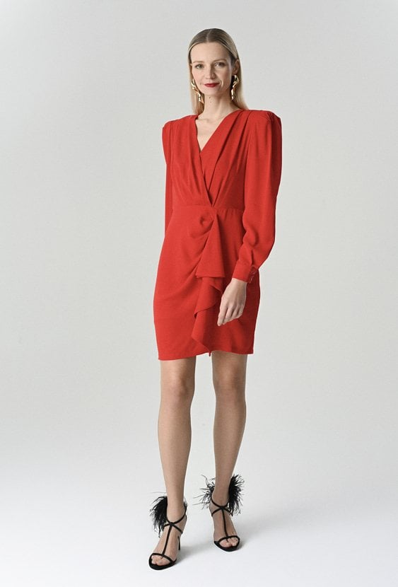 Czerwona sukienka z ozdobną falbaną