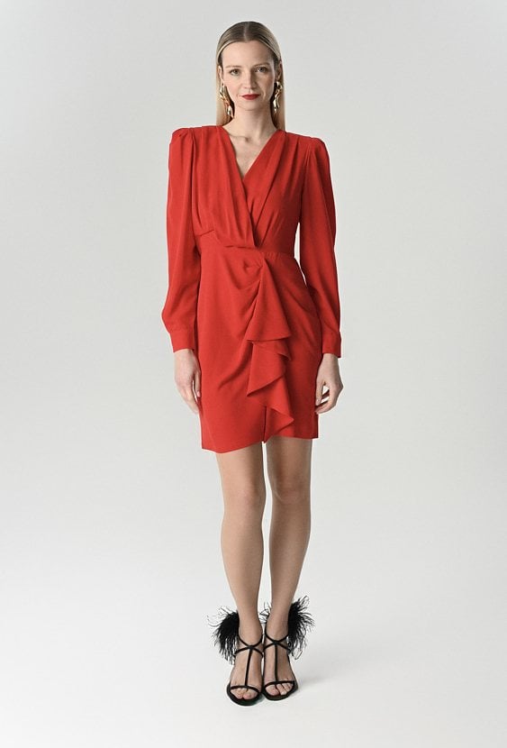 Czerwona sukienka z ozdobną falbaną