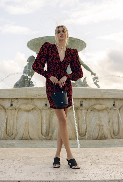 Czarna sukienka w czerwone kwiaty