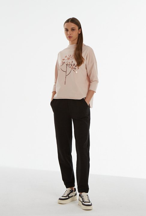 Bluza z cekinową aplikacją