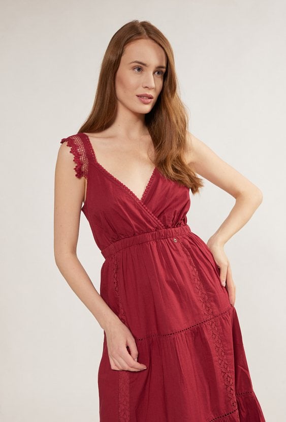 Sukienka z ozdobnymi ramiączkami