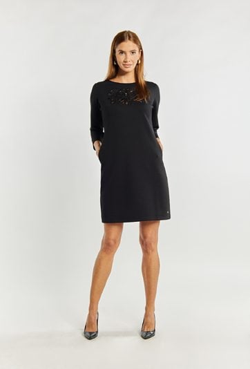 Elegancka sukienka z koralikami