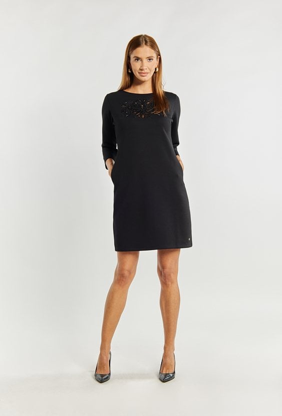 Elegancka sukienka z koralikami