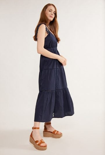 Sukienka z ozdobnymi ramiączkami