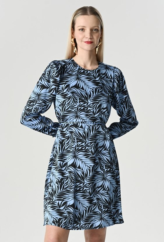 Czarna sukienka w niebieskie kwiaty