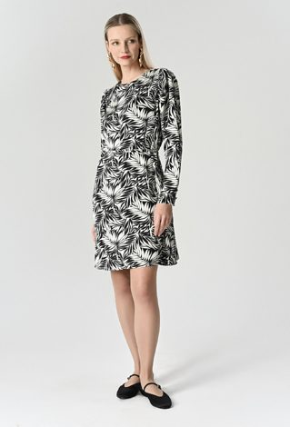 Czarna sukienka w białe kwiaty