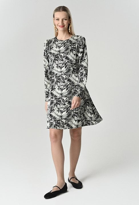 Czarna sukienka w białe kwiaty