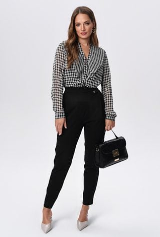 Czarne cygaretki z ozdobnymi guzikami