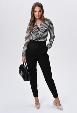 Czarne cygaretki z ozdobnymi guzikami