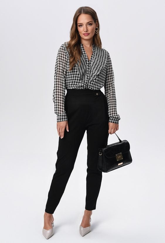 Czarne cygaretki z ozdobnymi guzikami